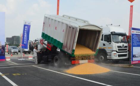 衡阳新型粮食运输车厂家热线 大运散装粮食运输车(吸粮车,粮食运输车)