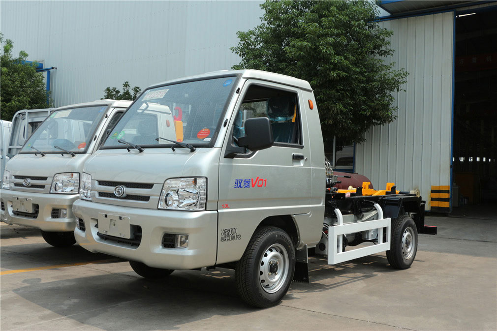 小型勾臂式垃圾車小型的垃圾車廠家軍工產(chǎn)業(yè)