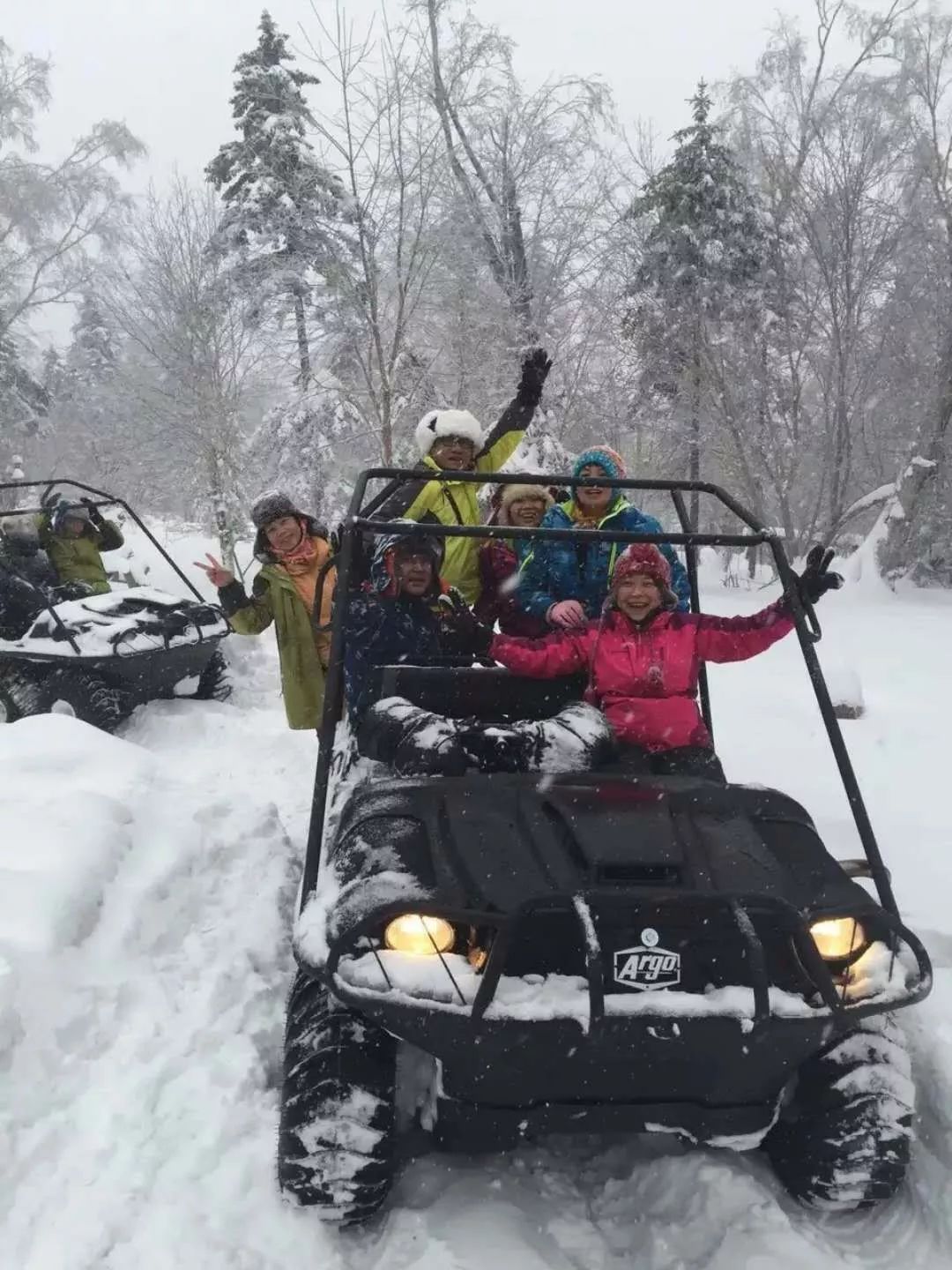 雪中旋轉(zhuǎn)的水陸兩棲車(chē)/全地形水陸通用車(chē)你想不想來(lái)體驗(yàn)一把