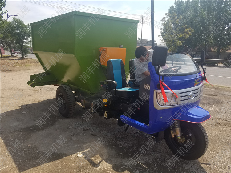 饲料撒料车 三轮撒料车