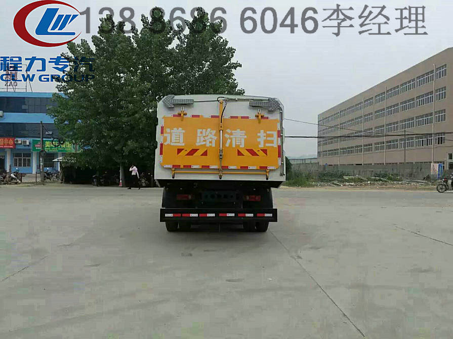 东风小型城市高架桥吸尘车