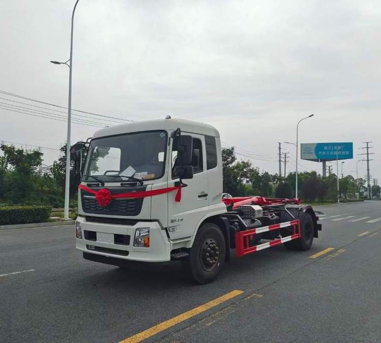 垃圾清运厂家 东风天锦勾臂垃圾车可配12-14方垃圾箱