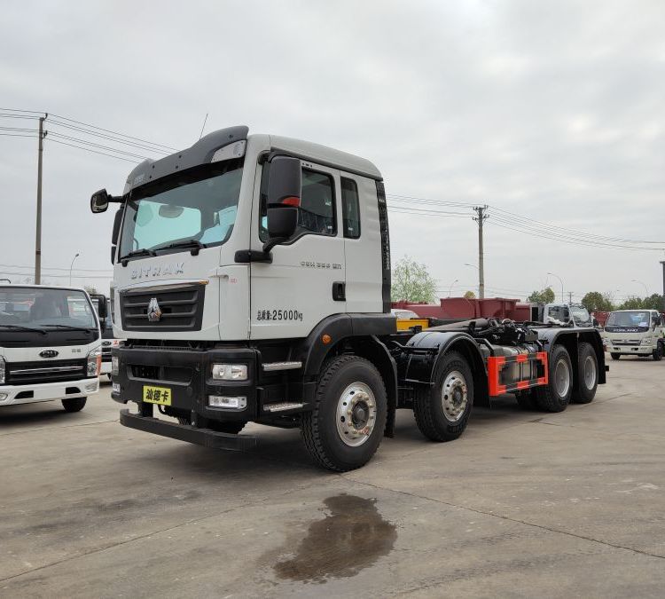 31噸勾臂車 重汽重載垃圾車 可在駕駛室一鍵操作完成作業(yè)