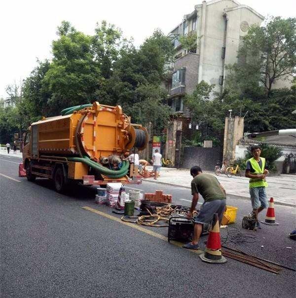 新闻：天津临港经济区清洗市政污水管道清淤