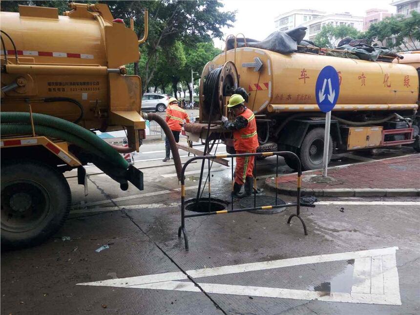 新闻：天津河东区大型污水沉淀池清淤