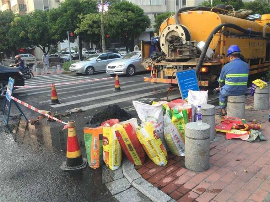 新闻：天津和平区河道淤泥清理，抽污泥设备