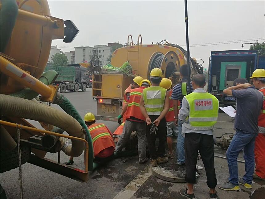 新闻：天津东丽区地下雨水管道疏通清淤