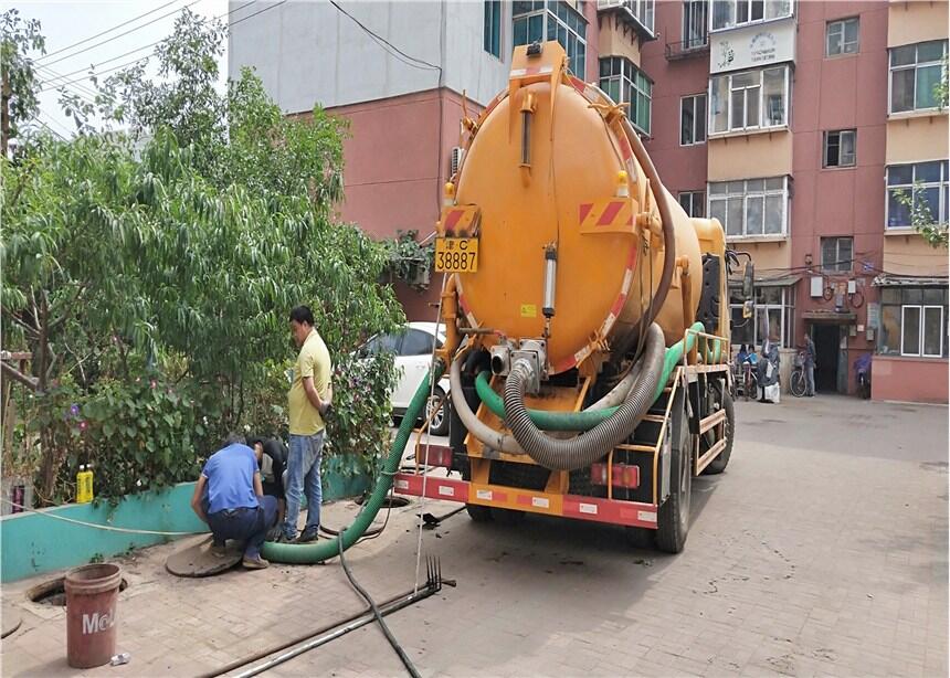 新闻：天津汉沽区清理大型污水池清淤