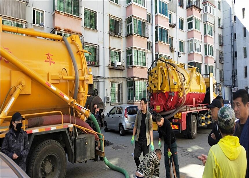 新闻：天津大港区抽淤泥，大型吸污车抽粪