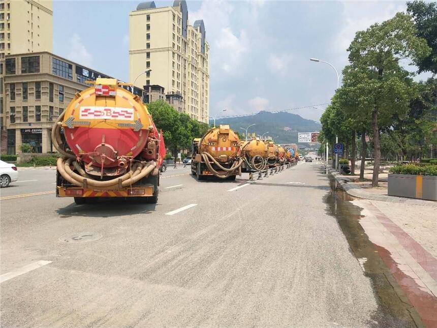 新闻：天津大港区抽生活污水，打桩泥浆清运车