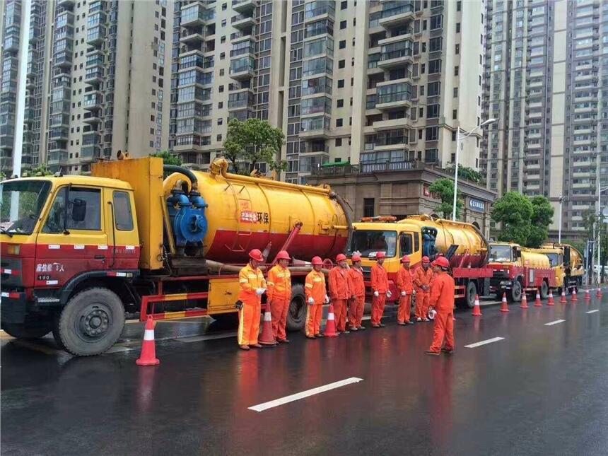 新闻：天津大港区抽淤泥，大型吸污车抽粪