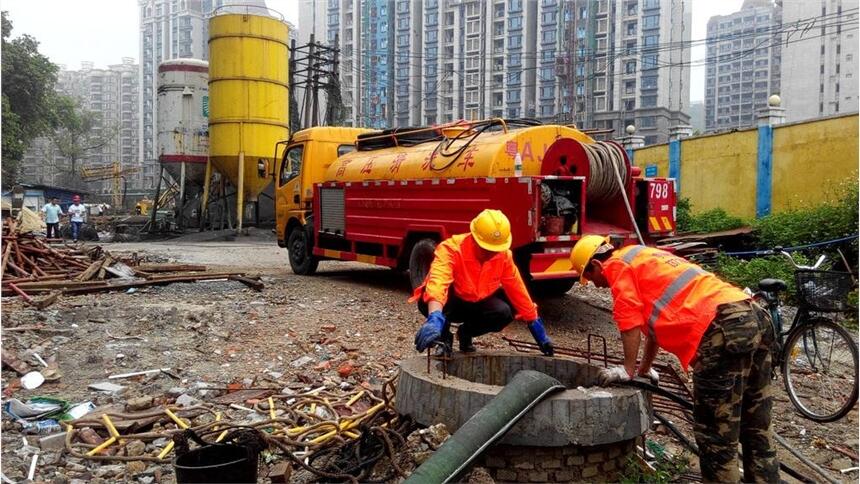 新闻：天津大港区清理大型污水池清淤