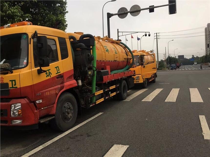 新闻：天津大港区抽生活污水，打桩泥浆清运车