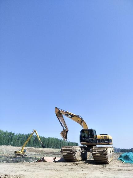 孝感云夢(mèng)附近水陸兩用清淤挖掘機(jī)出租江南設(shè)備發(fā)布