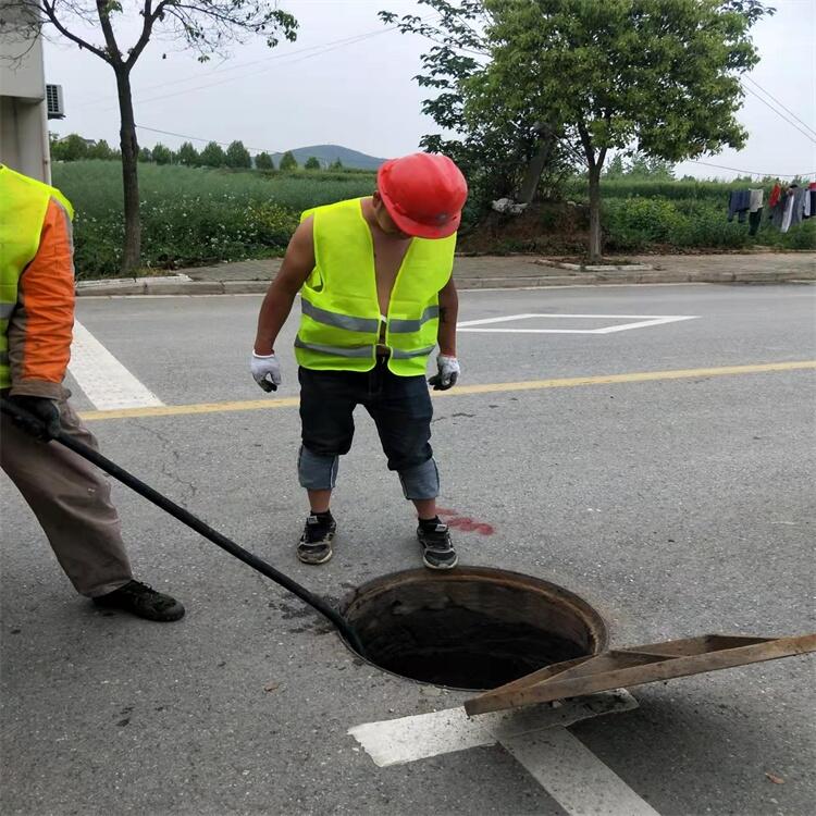 鎮(zhèn)江管道疏通，高壓清洗油污管道，管道污泥結(jié)石清理給力