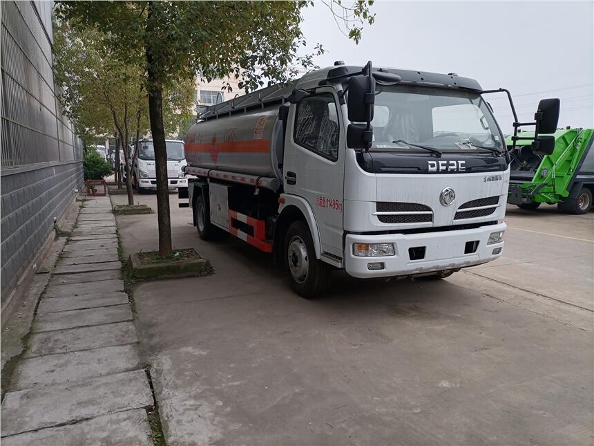 油罐車(chē)廠家荷載8噸油罐車(chē)包上戶(hù)什么價(jià)格