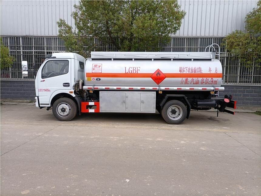 油罐車(chē)廠家荷載8噸油罐車(chē)包上戶(hù)什么價(jià)格