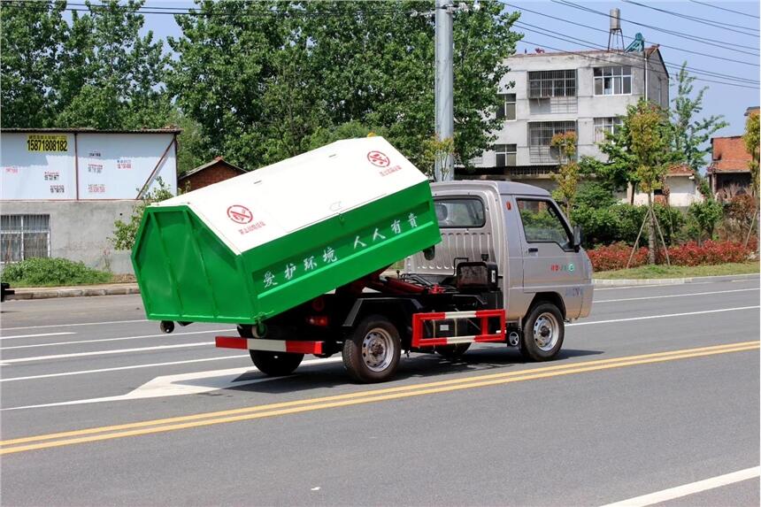 大型勾臂式垃圾車(chē)_壓縮式垃圾車(chē)需要要多少錢(qián)垃圾車(chē)