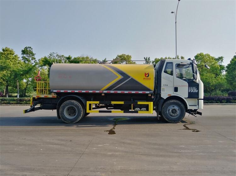 荊州二噸灑水車哪里有賣,東風(fēng)7方灑水車