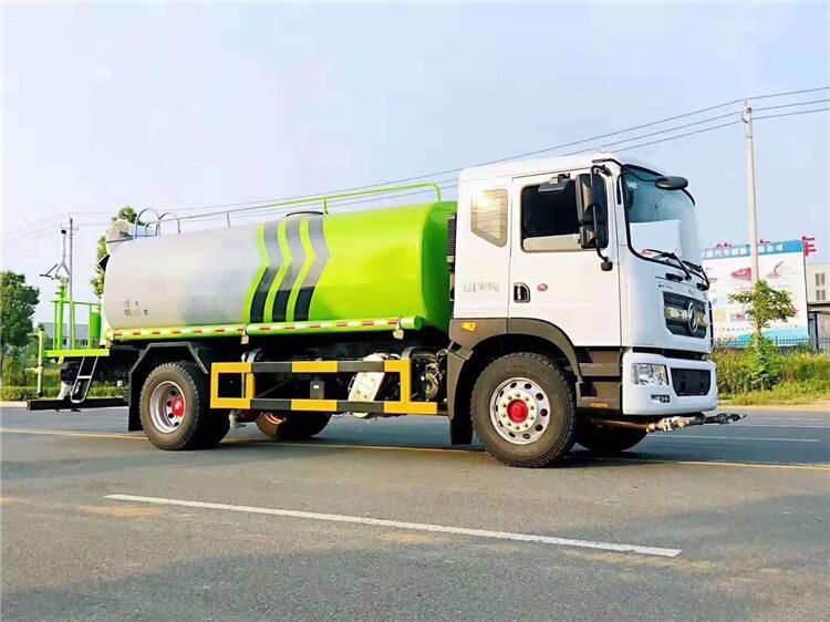 隴南校園灑水車銷售點|工程灑水車廠家  廠家現(xiàn)車速發(fā)