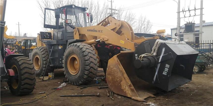 國(guó)標(biāo)鏟車(chē)安裝的兩立方攪拌斗代替攪拌站省人工廠家包送貨