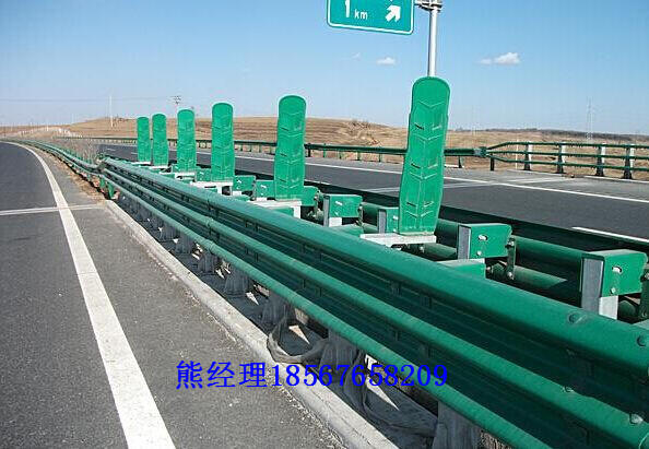 道路防撞護(hù)欄板二波形護(hù)欄 高速護(hù)欄板  鍍鋅護(hù)欄板