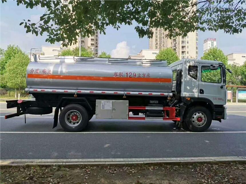 东风D9单桥10吨油罐车，10吨不超重运油车