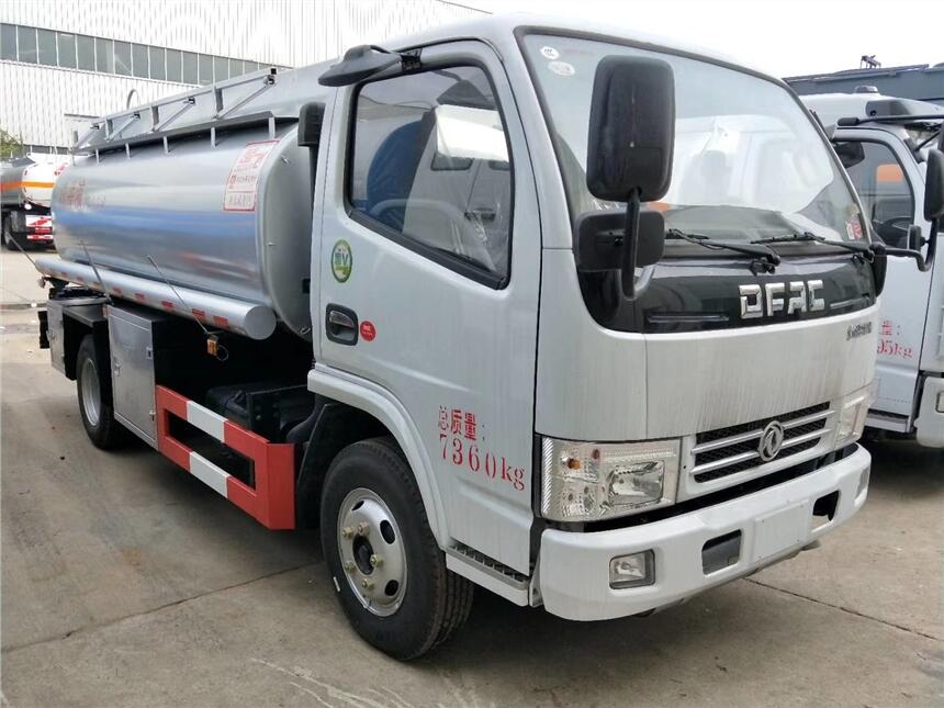 加油車(chē)廠家裝5噸油的油罐車(chē)精品工藝多少錢(qián)