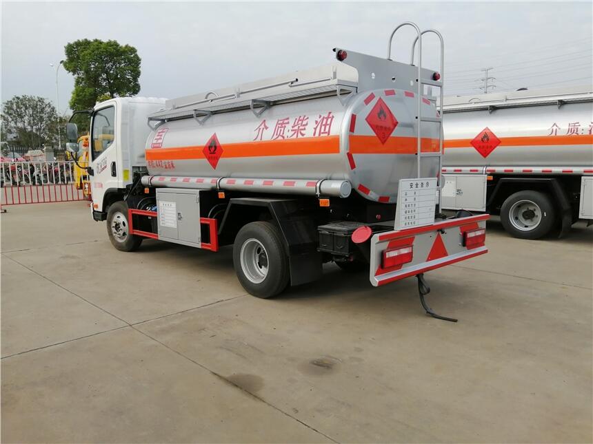 廠家新車(chē)裝5噸油的油罐車(chē)配齊加油機(jī)多少錢(qián)