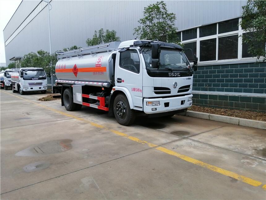 油罐車(chē)廠(chǎng)家5噸加油車(chē)現(xiàn)貨包送到降價(jià)處理