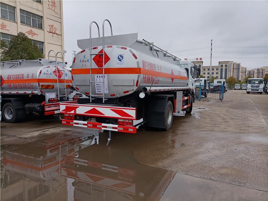 油罐車廠家黃牌5噸加油車流動(dòng)加裸車降價(jià)處理