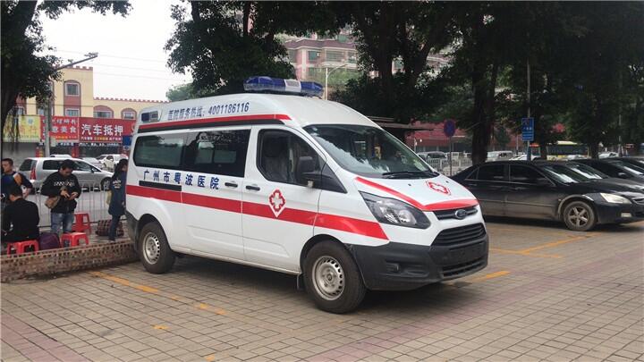 江鈴福特新全順V362救護(hù)車 中軸中頂醫(yī)療運(yùn)輸車前驅(qū)，2.0排量，軸距3300救援車