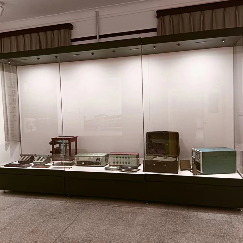 西安多媒體展柜，西安古籍善本防塵展柜，西安現(xiàn)代藝術(shù)移動(dòng)展柜