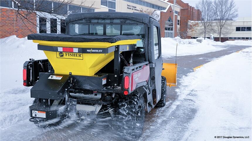 UTV全地形車(chē)配套推雪鏟和融雪劑撒布機(jī)