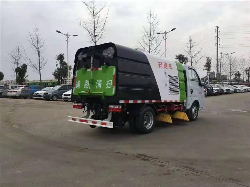 萊蕪東風(fēng)多利卡掃路車  洗掃車 吸塵車廠家電話