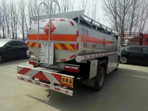 危險(xiǎn)品運(yùn)油車_易燃液罐式運(yùn)輸車圖片油罐車