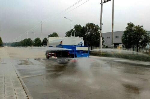 東風(fēng)10噸水車_抗旱灑水車廠家價格灑水車