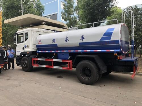 溫泉12噸運(yùn)水車灑水車