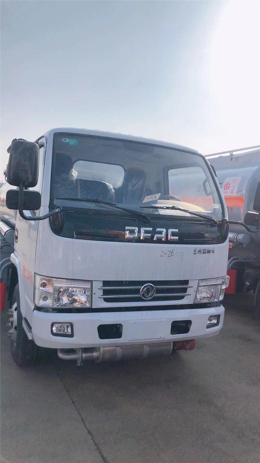 工地流動(dòng)5噸加油車(chē)特價(jià)處理 廠家直銷(xiāo)