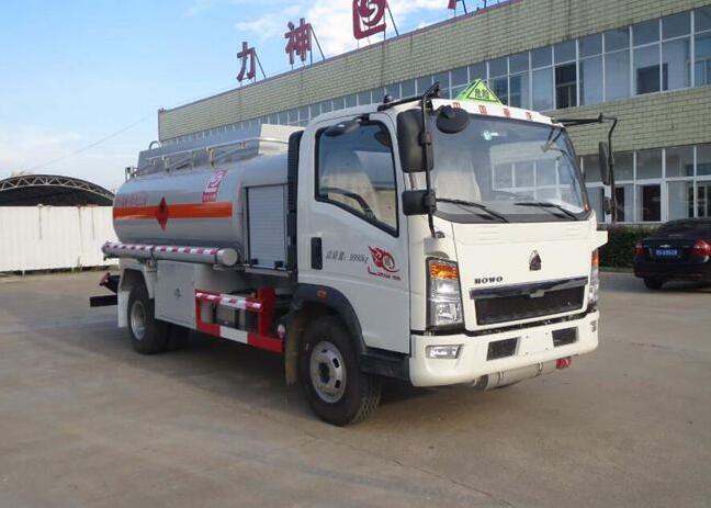 豪沃6噸廢機(jī)油罐車(chē)