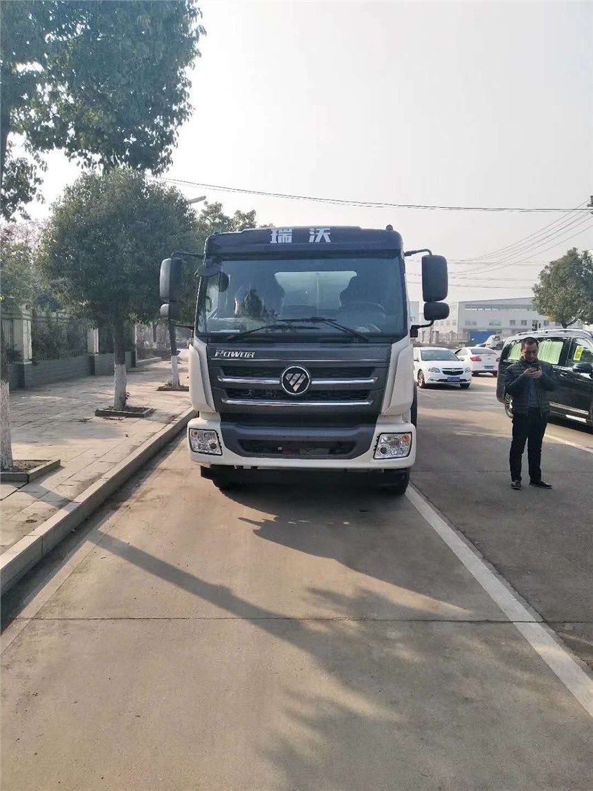 湖北成龍威福田15噸灑水車生產(chǎn)廠家祝全國人民新年快樂