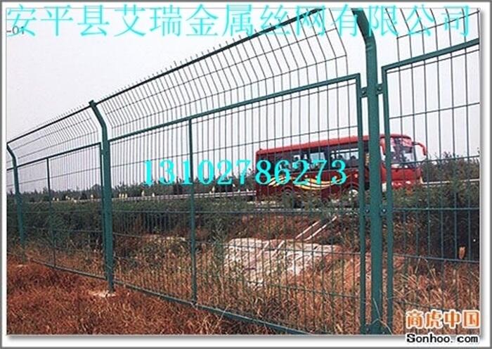 公路护栏网定制厂家，高速公路护栏网现货厂家,交通护栏网型号齐全