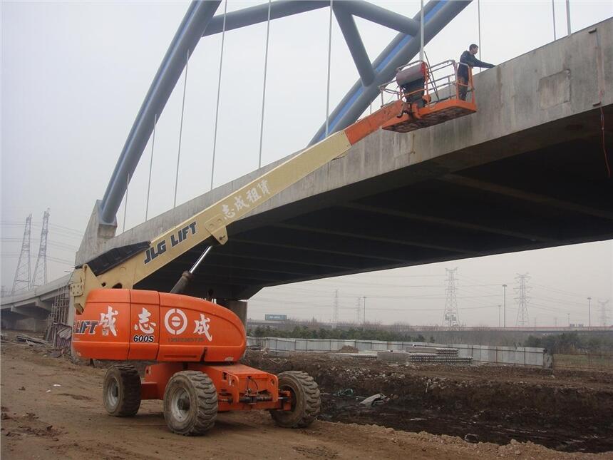 新聞:十堰高空作業(yè)車出租市場