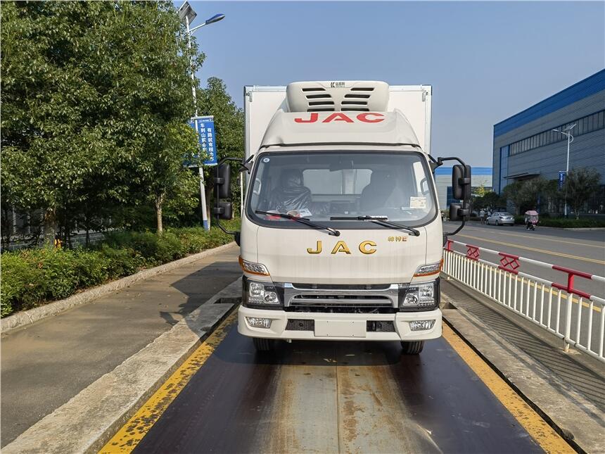 鶴崗市東風三軸八米六國六冷藏車 