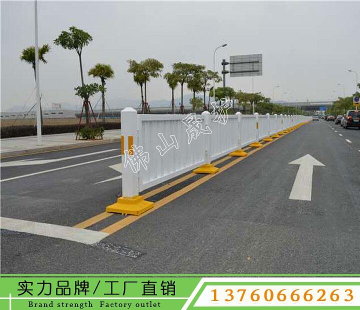 汕頭市政護(hù)欄樣式 白色槽鋼隔離欄桿 揭陽(yáng)道路中間柵欄