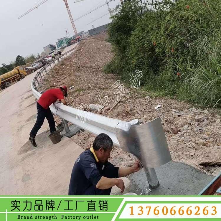 清遠(yuǎn)鄉(xiāng)村道路波形護(hù)欄安裝 公路雙波護(hù)欄圖片 熱鍍鋅防撞欄