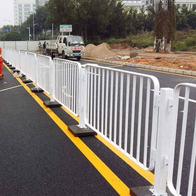 道路中央隔离栏杆白色市政护栏 番禺港式护栏规格甲型隔离栏杆