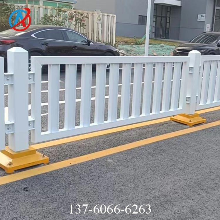 清遠(yuǎn)道路中央隔離欄桿 白色槽鋼公路護(hù)欄配底座 機(jī)非分隔柵欄