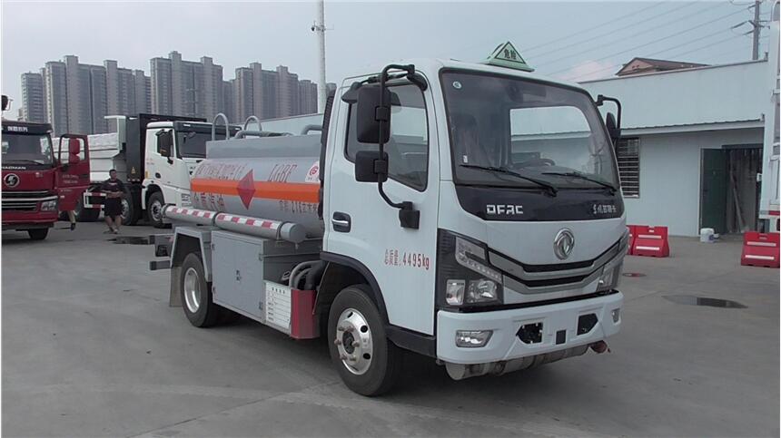 藍(lán)牌油罐車(chē)加油車(chē)