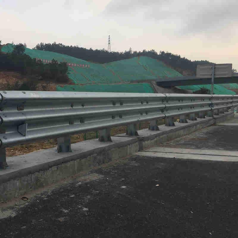 福建高速波形護欄熱鍍鋅噴塑護欄板公路鄉(xiāng)村道路防撞護欄板